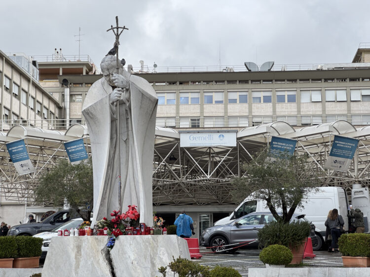 Muchos llevan flores todos los días al Policlínico Agostino Gemelli, donde está internado el papa Francisco. Foto: EFE/Daniel Cáceres.