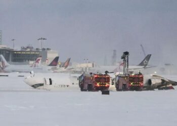 Avión de pasajeros de Delta Air Lines volcado en el Aeropuerto Internacional Pearson de Toronto, en Canadá, el 17 de febrero de 2025. Foto: Eduardo Lima / EFE.