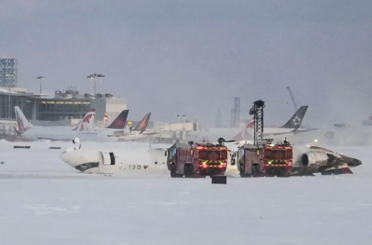 Avión de pasajeros de Delta Air Lines volcado en el Aeropuerto Internacional Pearson de Toronto, en Canadá, el 17 de febrero de 2025. Foto: Eduardo Lima / EFE.