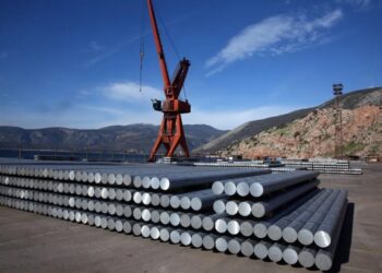 Fotografía de archivo de varillas y placas de aluminio, productos afectados por los aranceles de Donald Trump para países como México y Canadá. Foto: Alexandros Beltes / EFE / Archivo.