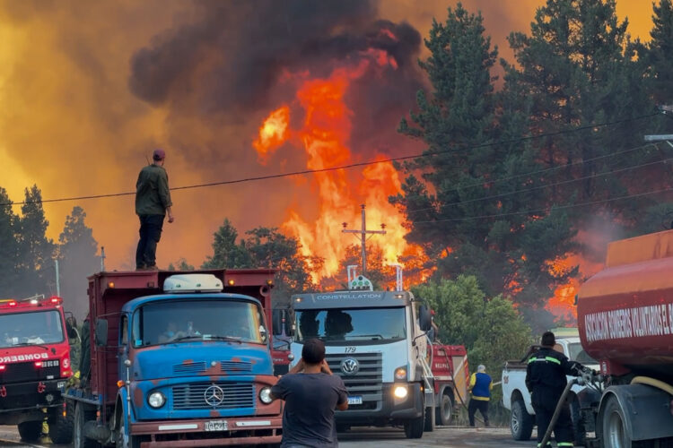 Personas observan los incendios el 3 de febrero de 2025 en El Bolsón, Río Negro. Foto: Gonzalo Keogan/EFE/.