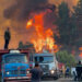 Personas observan los incendios el 3 de febrero de 2025 en El Bolsón, Río Negro. Foto: Gonzalo Keogan/EFE/.