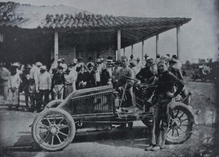 Máquina Renault no.2 con su curtido chofer Joe Tracy, que obtuvo el segundo lugar. Foto: Tomada de El Fígaro (19/02/1905).