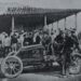 Máquina Renault no.2 con su curtido chofer Joe Tracy, que obtuvo el segundo lugar. Foto: Tomada de El Fígaro (19/02/1905).