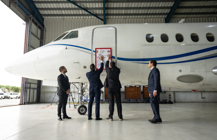 Fotografía cedida por el Departamento de Estado de Estados Unidos de autoridades dominicanas confiscando un avión en el aeropuerto La Isabela este jueves, en Santo Domingo (República Dominicana). Estados Unidos confiscó un avión supuestamente relacionado con el Gobierno de Venezuela estacionado en un hangar de un aeropuerto de Santo Domingo por supuestas violaciones a las leyes de control de exportaciones y sanciones de EE.UU., el segundo aparato incautado en cinco meses. EFE/ Departamento de Estado de Estados Unidos /Freddie Everett