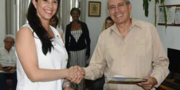 Firma de un convenio entre la Agencia Boliviana de Energía Nuclear (ABN) y el Centro de Isótopos de Cuba (Centis). Foto: Centis / Facebook.