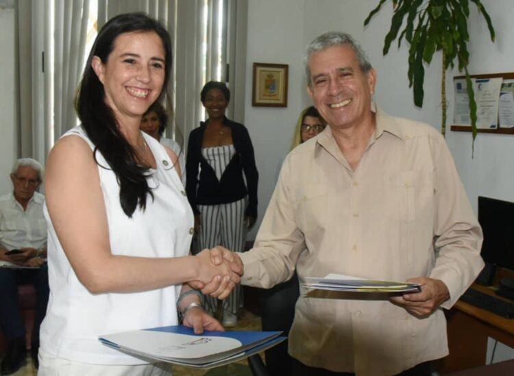 Firma de un convenio entre la Agencia Boliviana de Energía Nuclear (ABN) y el Centro de Isótopos de Cuba (Centis). Foto: Centis / Facebook.