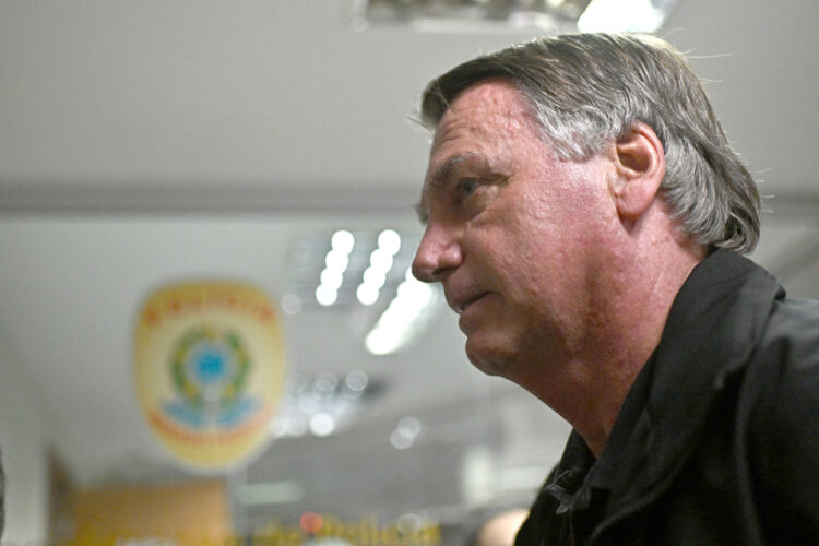 Bolsonaro al llegar a una reunión con parlamentarios de oposición, en el Senado Federal, en Brasilia, febrero de 2025. Foto: Andre Borges/EFE.