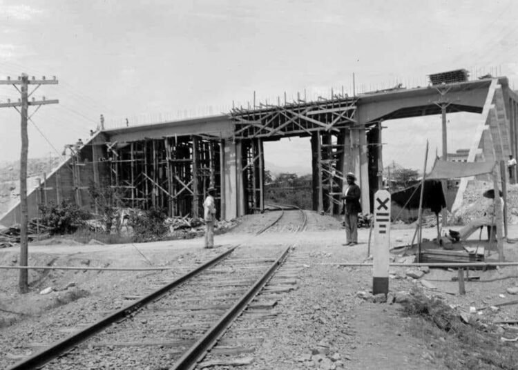 A lo largo de trayecto hubo que edificar en la Carretera Central pasos elevados que por su solidez y belleza casi un siglo después todavía son dignos del elogio. Foto: Archivo de la Secretaría de Obras Públicas.