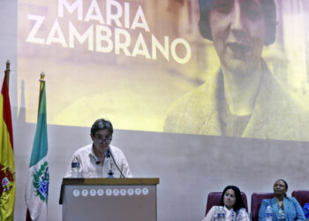 El poeta español y director del Instituto Cervantes, Luis García Montero, habla durante la presentación de la cátedra María Zambrano este martes, en La Habana. Foto:  EFE/ Ernesto Mastrascusa