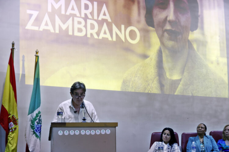 El poeta español y director del Instituto Cervantes, Luis García Montero, habla durante la presentación de la cátedra María Zambrano este martes, en La Habana. Foto:  EFE/ Ernesto Mastrascusa