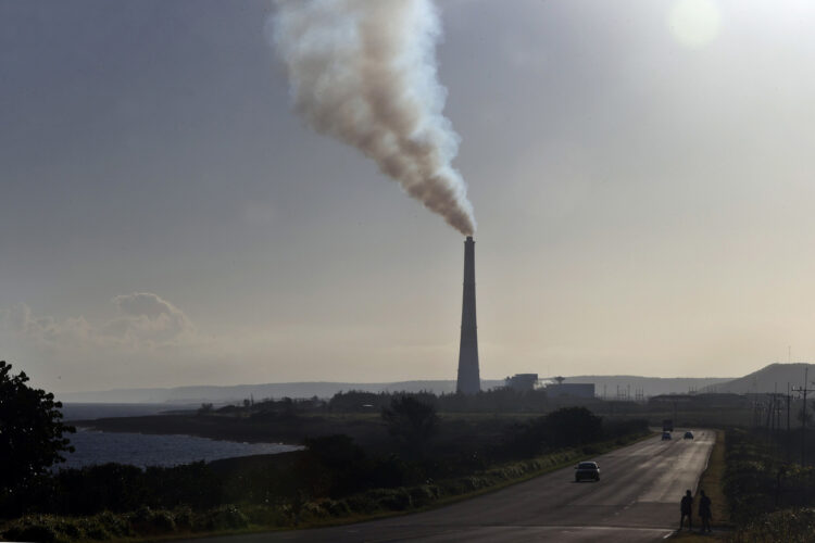 Una de las tres unidades de la CTE Santa Cruz estaba en mantenimiento este sábado. Foto:  Ernesto Mastrascusa/EFE.