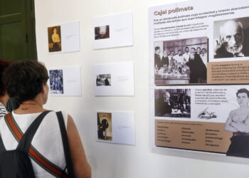 Personas asisten a la exposición de fotografías y dibujos científicos del español Nobel en Fisiología o Medicina, Santiago Ramón y Cajal. Foto: Ernesto Mastrascusa/EFE.