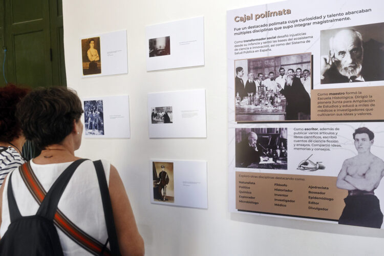 Personas asisten a la exposición de fotografías y dibujos científicos del español Nobel en Fisiología o Medicina, Santiago Ramón y Cajal. Foto: Ernesto Mastrascusa/EFE.