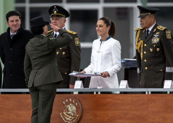 La presidenta de México, Claudia Sheinbaum, participa en la conmemoración del Día del Ejército Mexicano. Foto: Miguel Sierra / EFE.