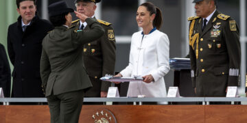 La presidenta de México, Claudia Sheinbaum, participa en la conmemoración del Día del Ejército Mexicano. Foto: Miguel Sierra / EFE.