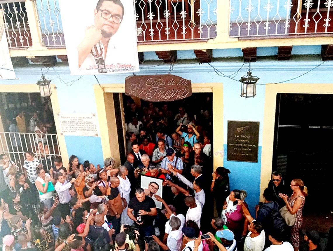 Salida de las cenizas del trovador Eduardo Sosa de la Casa de la Trova de Santiago de Cuba, rumbo al Cementerio Santa Ifigenia, el 12 de febrero de 2025. Foto: Sierra Maestra.