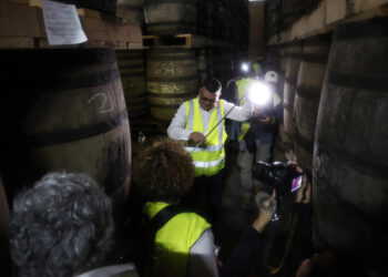 El maestro del ron cubano Asbel Morales sirviendo ron Havana Club, en el almacén de maduración de la destilería de San José, provincia de Mayabeque.Foto: Ernesto Mastrascusa/ EFE.