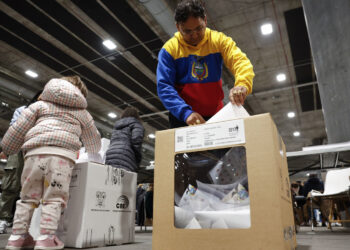 Miles de ecuatorianos votan en colegios habilitados en España con motivo de las presidenciales en su país. Foto> Chema Moya/EFE.