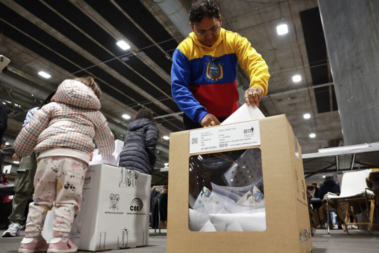 Miles de ecuatorianos votan en colegios habilitados en España con motivo de las presidenciales en su país. Foto> Chema Moya/EFE.