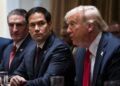 El presidente de EE.UU, Donald Trump (d), y el secretario de Estado, Marco Rubio (c), durante una reunión del gabinete de EE.UU, en una imagen de archivo. Foto: Al Drago/ EFE / EPA / POOL / Archivo.