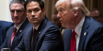 El presidente de EE.UU, Donald Trump (d), y el secretario de Estado, Marco Rubio (c), durante una reunión del gabinete de EE.UU, en una imagen de archivo. Foto: Al Drago/ EFE / EPA / POOL / Archivo.
