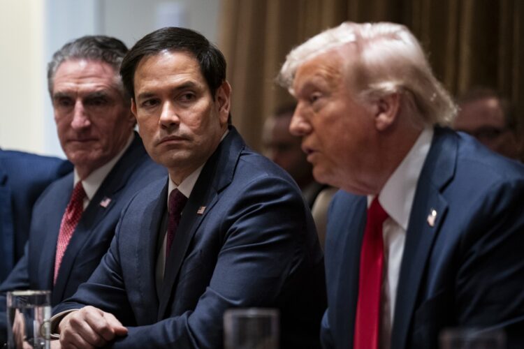 Marco Rubio atento a las palabras de  Trump durante la reunión de gabinete, el 26 de febrero. Foto: AL DRAGO/ EFE/EPA/POOL.