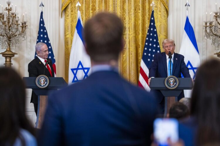 Donald Trump y Benjamin Netanyahu durante la rueda de prensa este martes. Foto: JIM LO SCALZO /EFE/EPA.