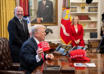 Howard Lutnick y Trump, en primeros planos, en el Despacho Oval, este martes 25 de febrero. Foto tomada de la cueta en X de Donald Trump @POTUS.