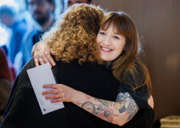 La colíder del grupo parlamentario del partido de izquierda (Die Linke), Heidi Reichinnek, recibe abrazos cuando llega a una reunión del grupo parlamentario en el parlamento alemán Bundestag en Berlín. EFE/EPA/CLEMENS BILAN.