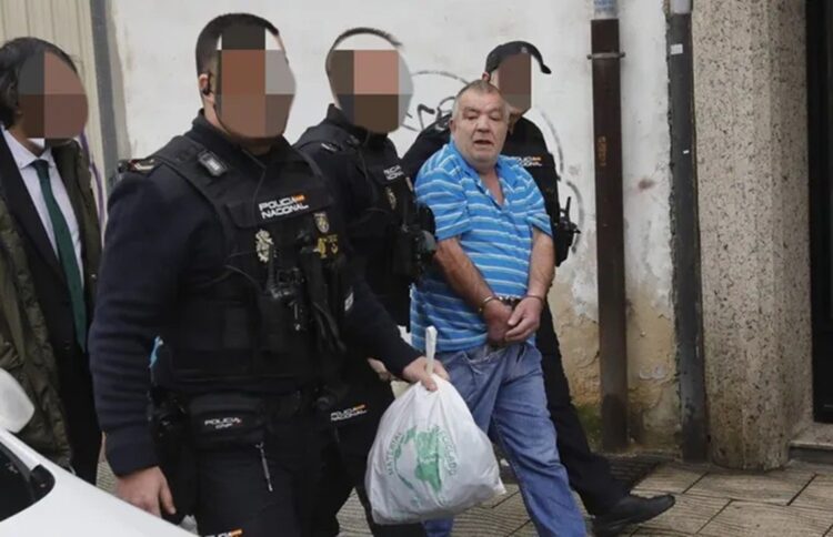 Policía conduce al asesino. Foto: Jorge Peteiro, Europa Press, tomada de La Voz de Austurias.