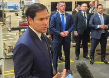 El secretario de Estado de Estados Unidos, Marco Rubio, a su llegada a El Salvador. Foto:  EFE/ Eduard Ribas