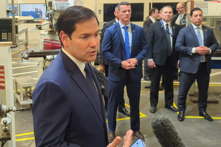 El secretario de Estado de Estados Unidos, Marco Rubio, a su llegada a El Salvador. Foto:  EFE/ Eduard Ribas