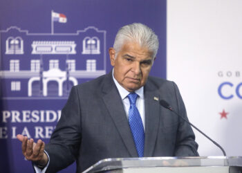 El presidente de Panamá, José Raúl Mulino, habla en la conferencia de prensa semanal este jueves en Ciudad de Panamá. Foto: EFE/Carlos Lemos.