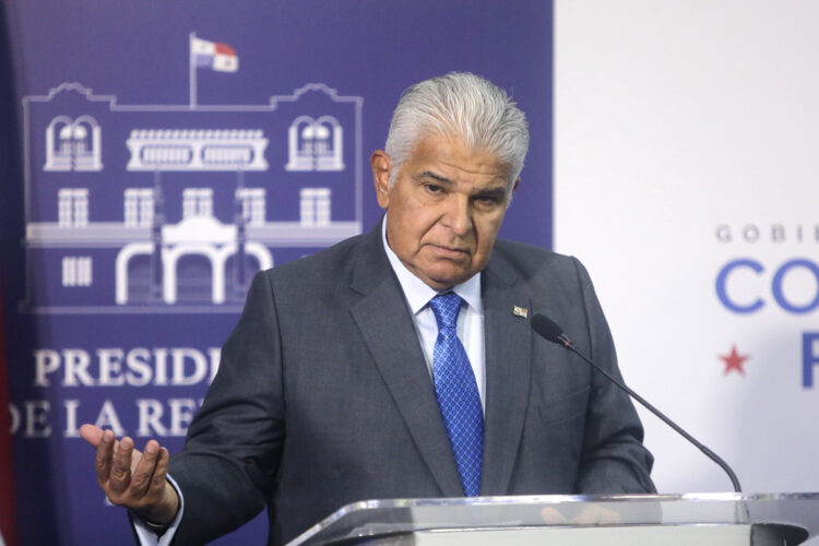 El presidente de Panamá, José Raúl Mulino, habla en la conferencia de prensa semanal este jueves en Ciudad de Panamá. Foto: EFE/Carlos Lemos.