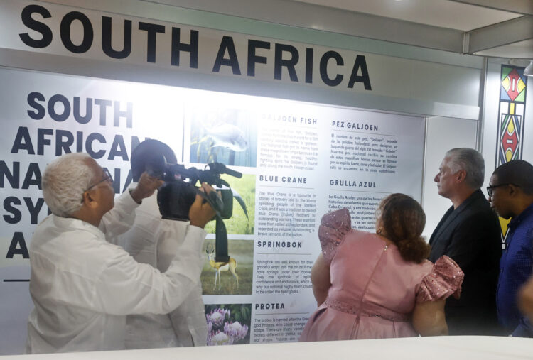 La edición 33 de la Feria Internacional del Libro de La Habana fue inaugurada en la fortaleza histórica de La Cabaña con Sudáfrica como país invitado de honor. Foto: Ernesto Mastrascusa/EFE.