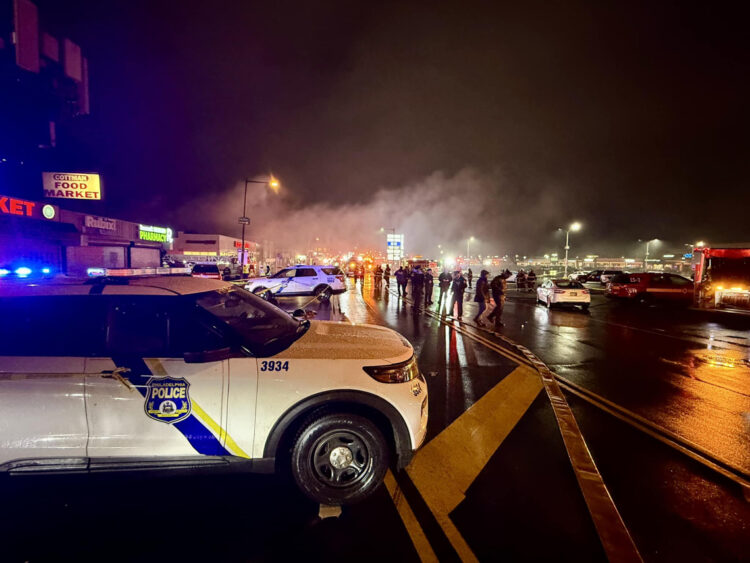 Lugar donde se estrelló el avión en la noche del viernes en las inmediaciones del centro comercial Roosevelt en la Avenida Cottman en Filadelfia, Estados Unidos. Foto: Cuerpo de bomberos de Filadelfia /EFE.