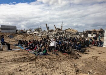 Palestinos rezan frente a sus hogares destruidos por los ataques israelíes, en Khan Yunis, sur de Gaza, 7 de febrero de 2025. Foto: EFE/EPA/HAITHAM IMAD.