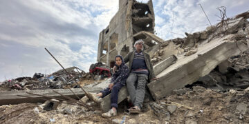 Un pare y su hijo frente a su casa destrozada por los ataques de Israel, en el barrio de Zeitún de la ciudad de Gaza. Foto: Ahmad Awad 7 EFE.