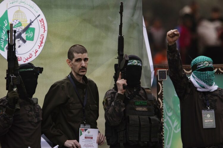 Combatientes palestinos del grupo Hamás escoltan a un rehén israelí antes de entregarlo a la Cruz Roja en Deir al-Balah, en el centro de Gaza, el 8 de febrero de 2025. Foto: Haitham Imad / EFE.