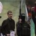 Combatientes palestinos del grupo Hamás escoltan a un rehén israelí antes de entregarlo a la Cruz Roja en Deir al-Balah, en el centro de Gaza, el 8 de febrero de 2025. Foto: Haitham Imad / EFE.