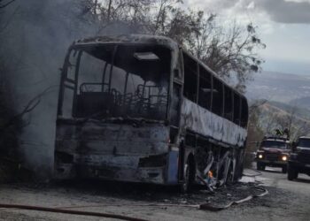 Ómnibus de turismo incendiado en Topes de Collantes, Sancti Spíritus, el 6 de febrero de 2025. Foto: Escambray.