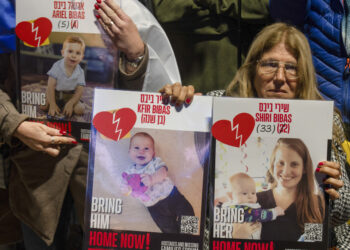 Cientos de personas participan en la concentración de este jueves en la plaza de los Rehenes de Tel Aviv, tras la identificación de los cuerpos. Foto:  Magda Gibelli/EFE.