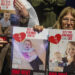 Cientos de personas participan en la concentración de este jueves en la plaza de los Rehenes de Tel Aviv, tras la identificación de los cuerpos. Foto:  Magda Gibelli/EFE.