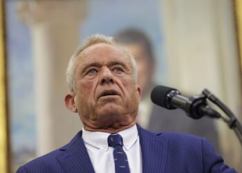 Robert F. Kennedy Jr. habla tras ser juramentado como Secretario de Salud y Servicios Humanos en la Oficina Oval de la Casa Blanca en Washington, DC, EE.UU., el 13 de febrero de 2025. Foto: EFE/EPA/JASON ANDREW / POOL.