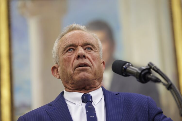 Robert F. Kennedy Jr. habla tras ser juramentado como Secretario de Salud y Servicios Humanos en la Oficina Oval de la Casa Blanca en Washington, DC, EE.UU., el 13 de febrero de 2025. Foto: EFE/EPA/JASON ANDREW / POOL.