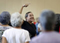 Lizt Alfonso (c) dirige una clase de baile para adultos mayores en La Habana, como parte de una iniciativa inspirada por la exposición "Abuelos y Abuelas prestados" de la fotógrafa cubana Monik Molinet. Foto: Ernesto Mastrascusa / EFE.