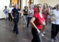 Lizt Alfonso (i) dirige una clase de baile para adultos mayores en La Habana, como parte de una iniciativa inspirada por la exposición "Abuelos y Abuelas prestados" de la fotógrafa cubana Monik Molinet. Foto: Ernesto Mastrascusa / EFE.