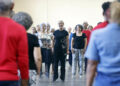 Lizt Alfonso (c) dirige una clase de baile para adultos mayores en La Habana, como parte de una iniciativa inspirada por la exposición "Abuelos y Abuelas prestados" de la fotógrafa cubana Monik Molinet. Foto: Ernesto Mastrascusa / EFE.