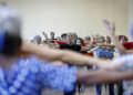 Lizt Alfonso (c) dirige una clase de baile para adultos mayores en La Habana, como parte de una iniciativa inspirada por la exposición "Abuelos y Abuelas prestados" de la fotógrafa cubana Monik Molinet. Foto: Ernesto Mastrascusa / EFE.